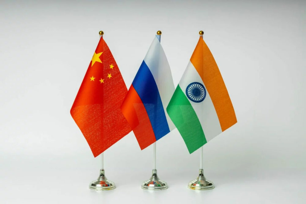 Россия при помощи КНР и Индии подрывает статус доллара